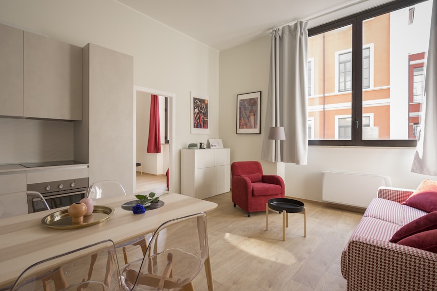 Détail d'un intérieur parisien élégant, parquet et lumière naturelle